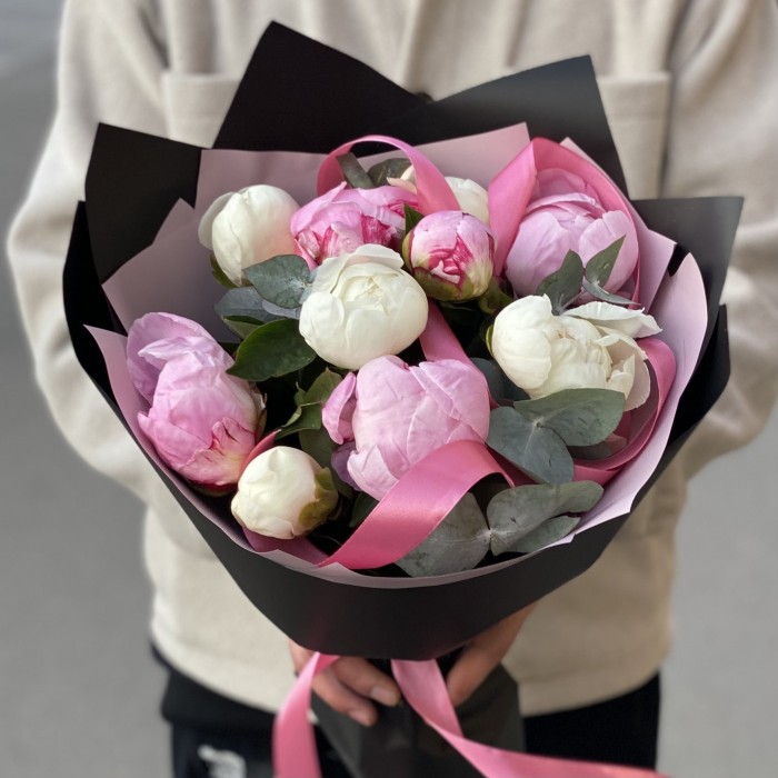 Дуэт из 11 розовых и белых пионов