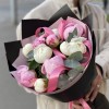 Дуэт из 11 розовых и белых пионов