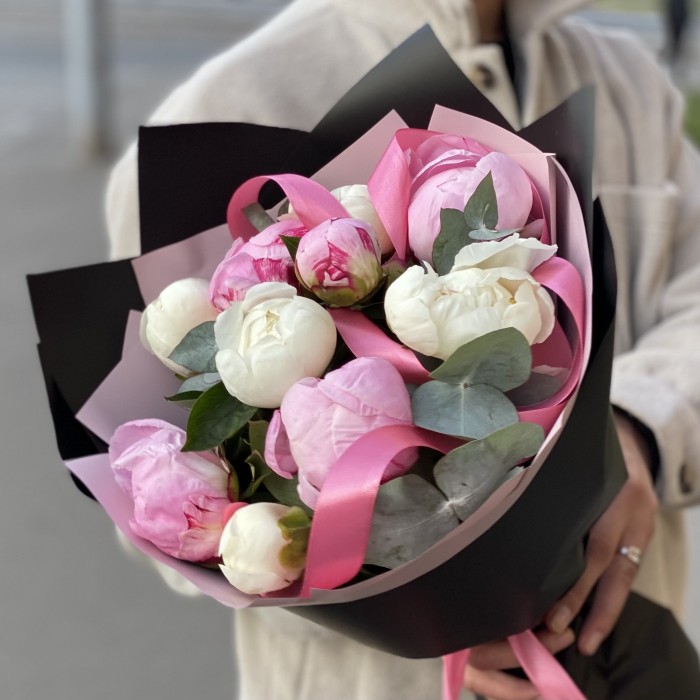 Дуэт из 11 розовых и белых пионов