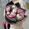 Дуэт из 11 розовых и белых пионов