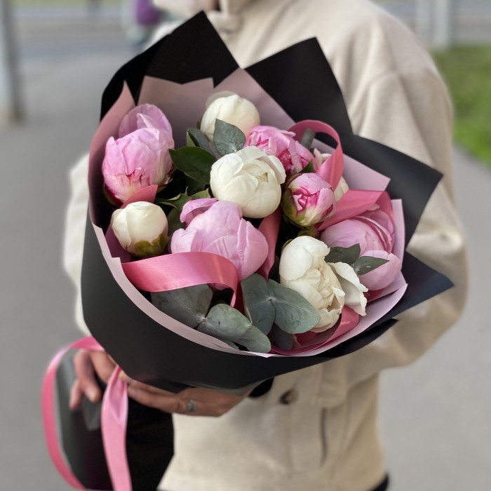Дуэт из 11 розовых и белых пионов