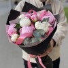 Дуэт из 11 розовых и белых пионов
