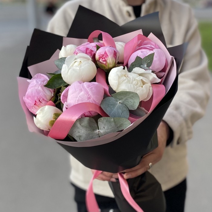 Дуэт из 11 розовых и белых пионов