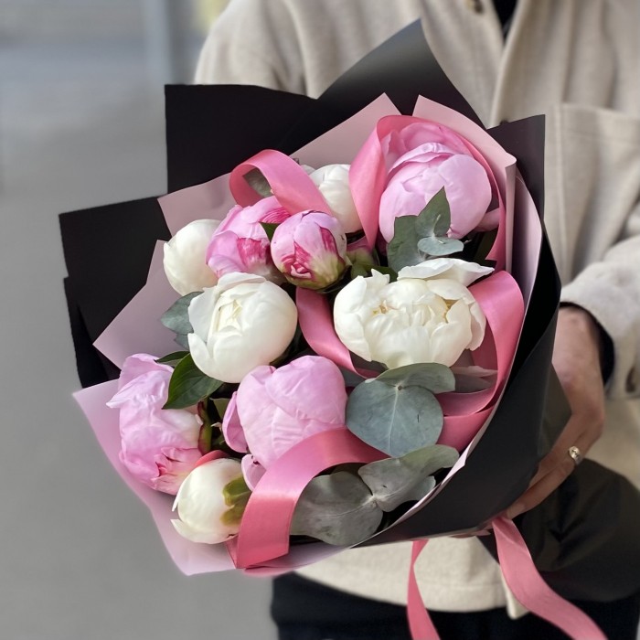Дуэт из 11 розовых и белых пионов