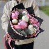 Дуэт из 11 розовых и белых пионов