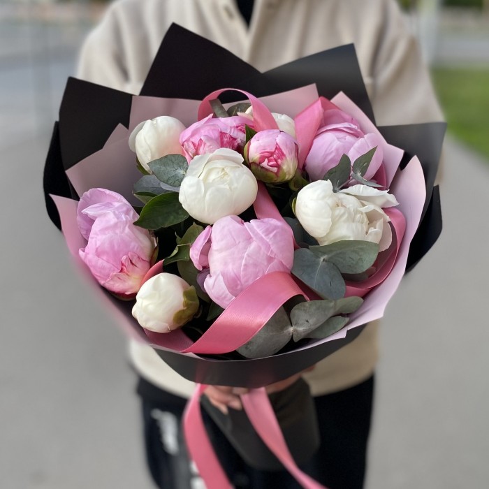 Дуэт из 11 розовых и белых пионов