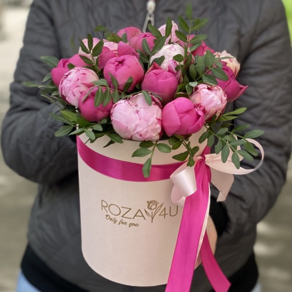 Дуэт из 17 розовых и малиновых пионов в коробке