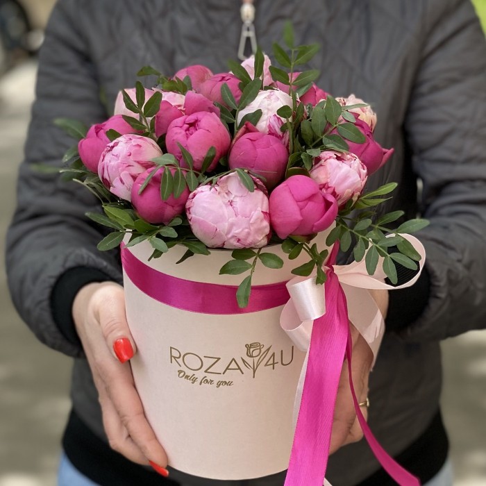 Дуэт из 17 розовых и малиновых пионов в коробке
