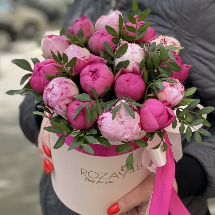 Дуэт из 17 розовых и малиновых пионов в коробке