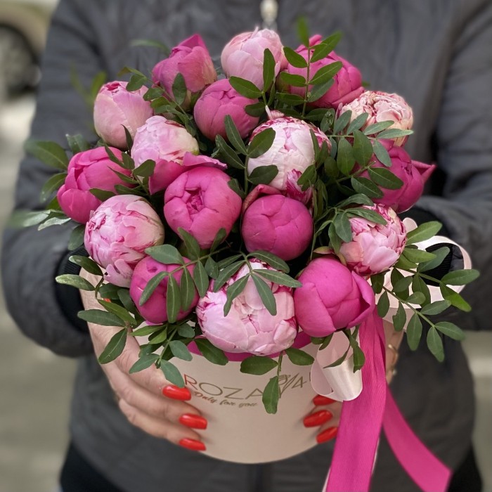 Дуэт из 17 розовых и малиновых пионов в коробке