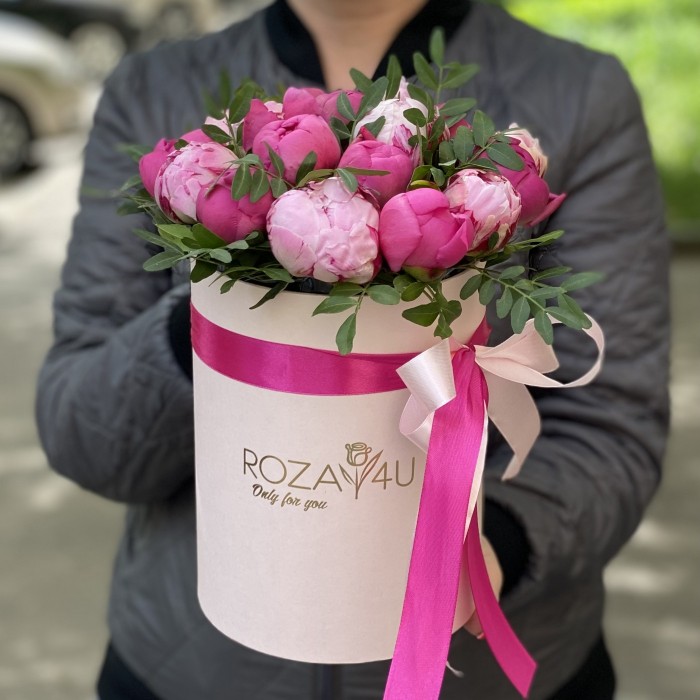 Дуэт из 17 розовых и малиновых пионов в коробке