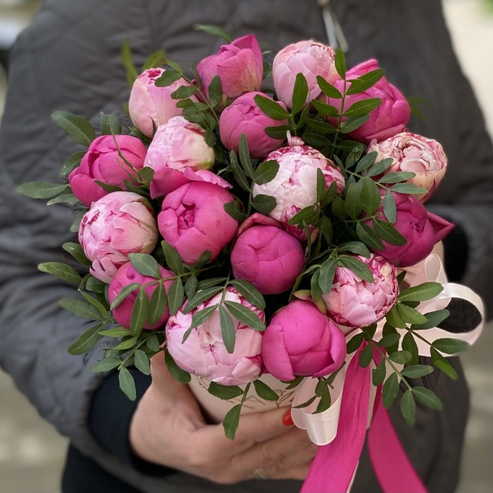 Дуэт из 17 розовых и малиновых пионов в коробке