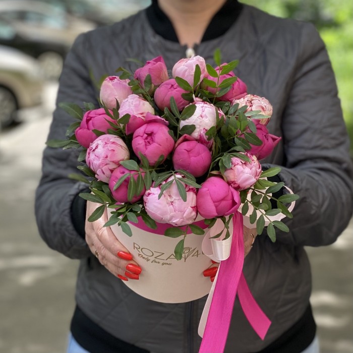 Дуэт из 17 розовых и малиновых пионов в коробке