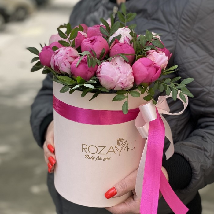 Дуэт из 17 розовых и малиновых пионов в коробке