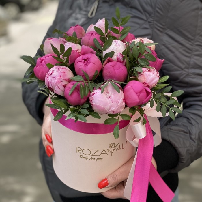 Дуэт из 17 розовых и малиновых пионов в коробке