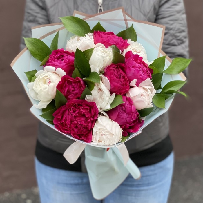 Букет из 15 малиновых и кремовых пионов