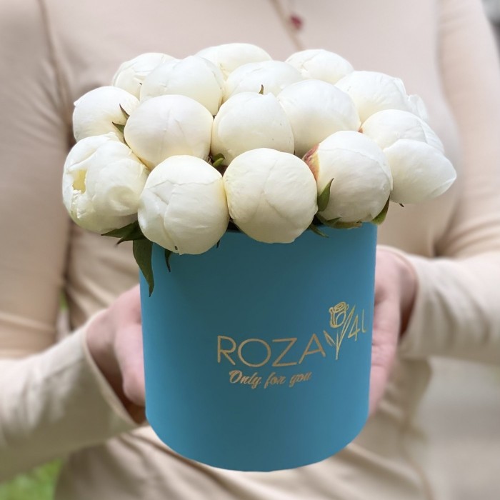 15 белых пионов в коробке