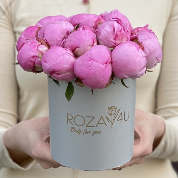 15 малиновых пионов Флеминг в коробке