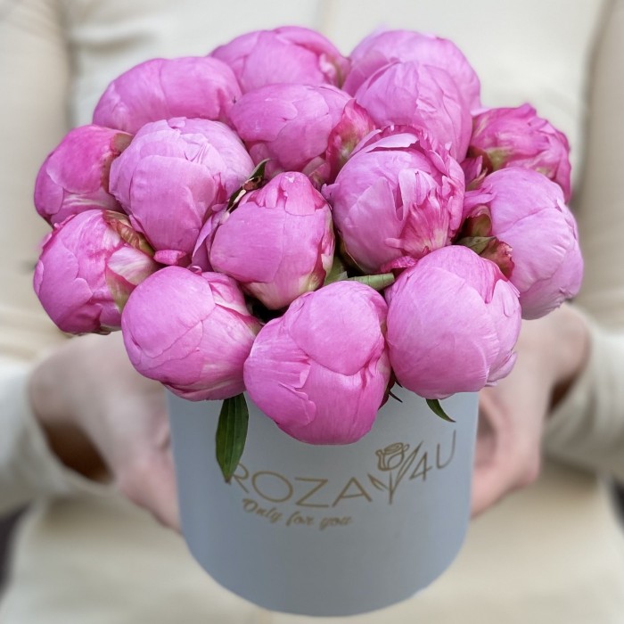 15 малиновых пионов Флеминг в коробке