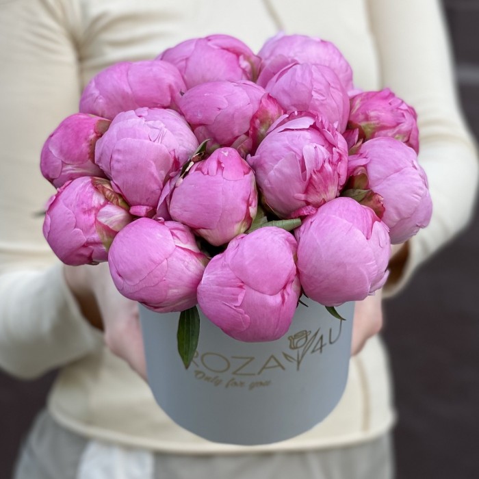 15 малиновых пионов Флеминг в коробке