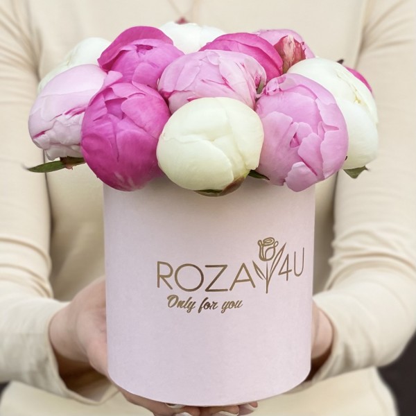 15 малиновых, розовых и белых пионов в коробке