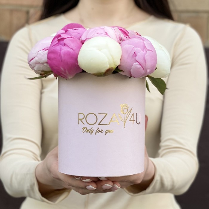 15 малиновых, розовых и белых пионов в коробке