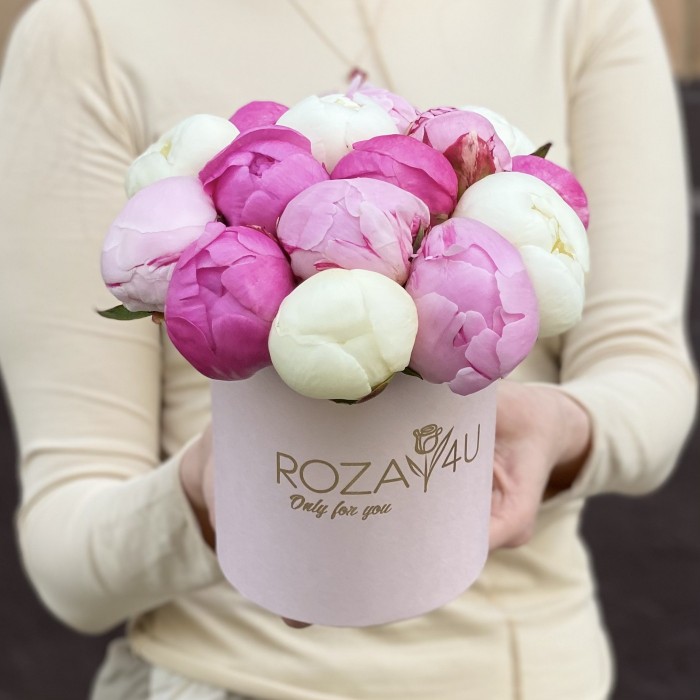 15 малиновых, розовых и белых пионов в коробке