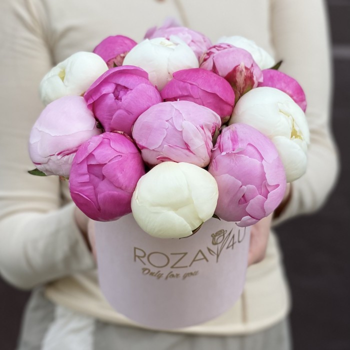 15 малиновых, розовых и белых пионов в коробке
