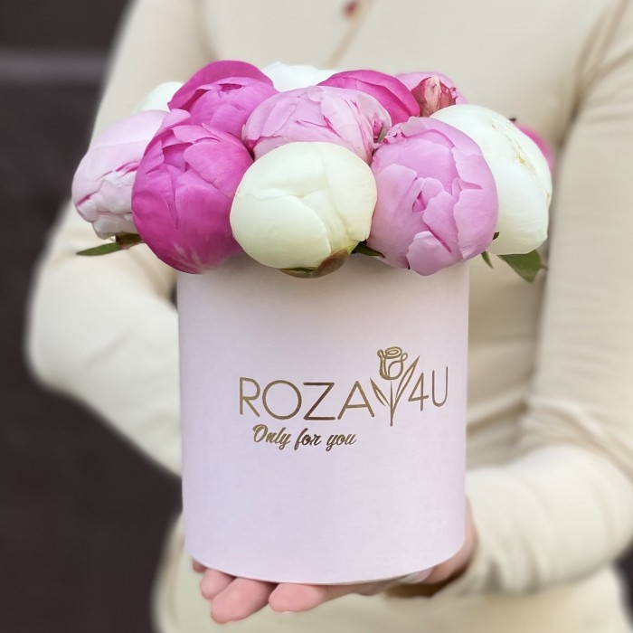 15 малиновых, розовых и белых пионов в коробке