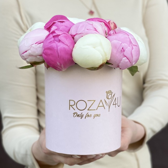 15 малиновых, розовых и белых пионов в коробке