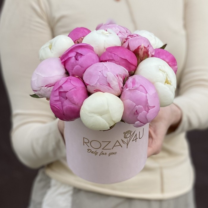 15 малиновых, розовых и белых пионов в коробке