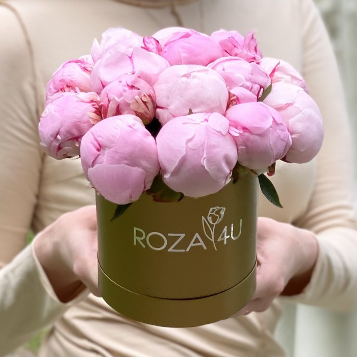 15 розовых пионов Сара Бернар в коробке