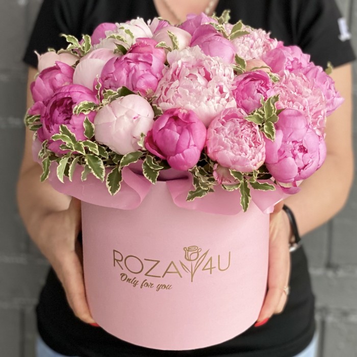 25 розовых пионов в коробке