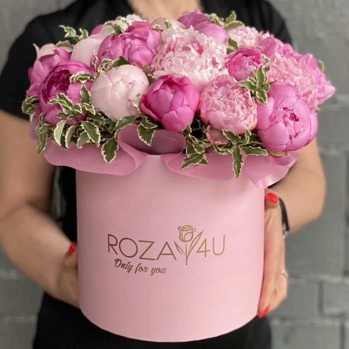 25 розовых пионов в коробке