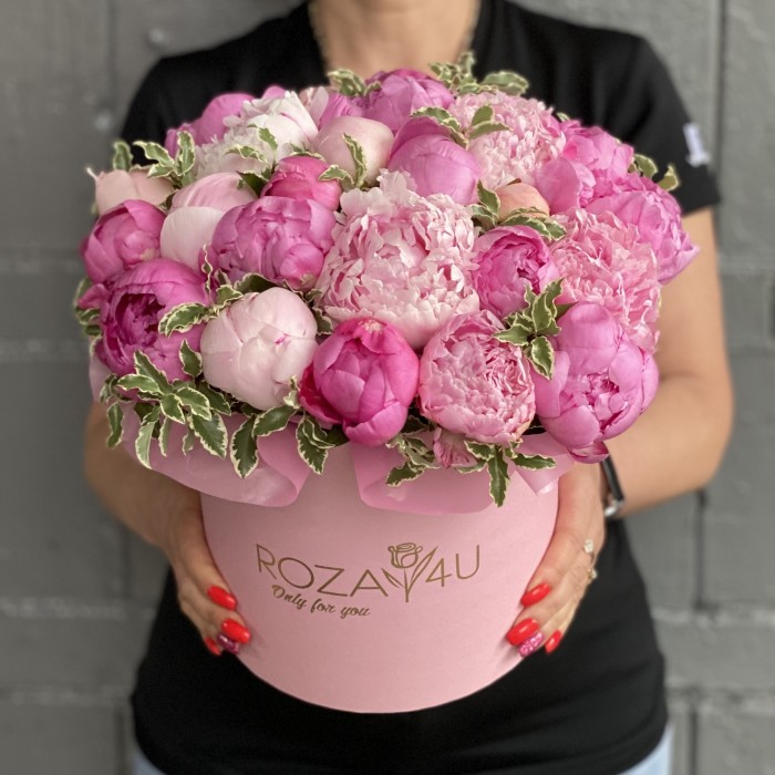25 розовых пионов в коробке