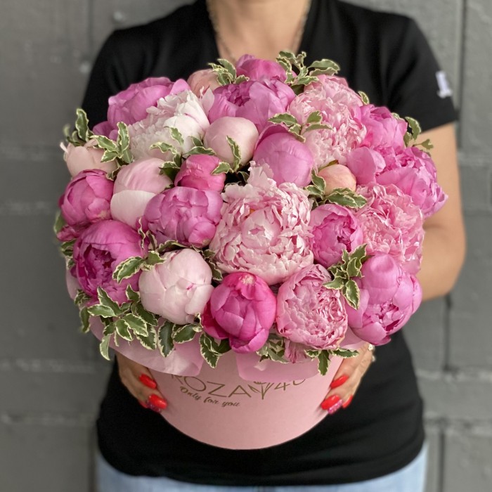 25 розовых пионов в коробке