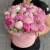 25 розовых пионов в коробке
