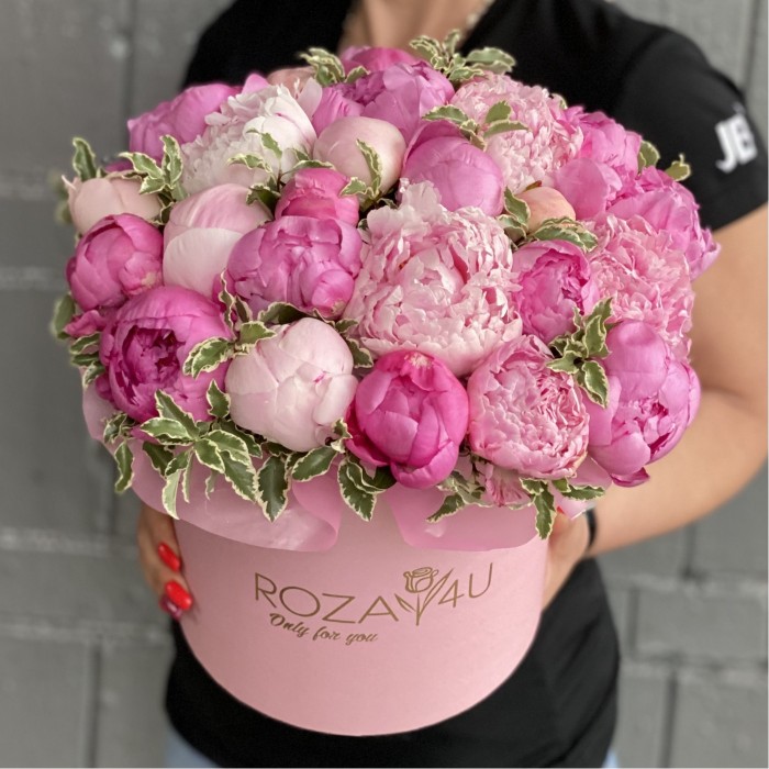 25 розовых пионов в коробке