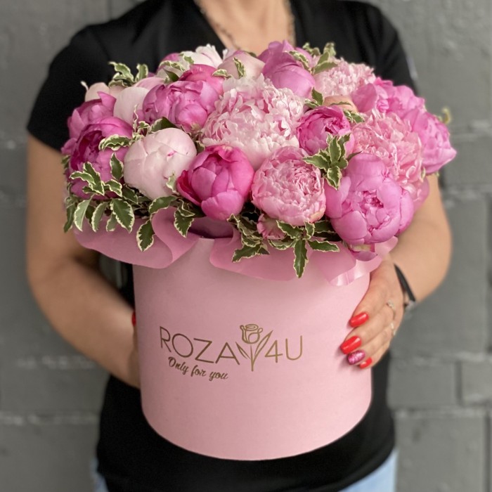 25 розовых пионов в коробке