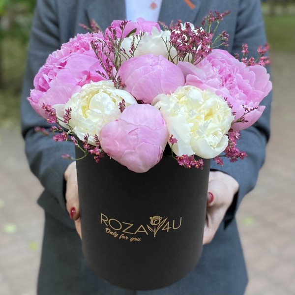Дуэт из 11 розовых и белых пионов в коробке