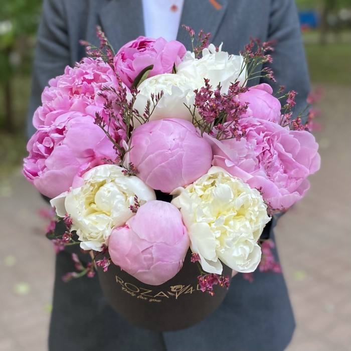 Дуэт из 11 розовых и белых пионов в коробке