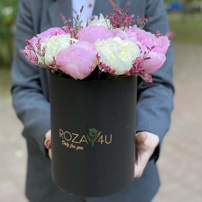 Дуэт из 11 розовых и белых пионов в коробке