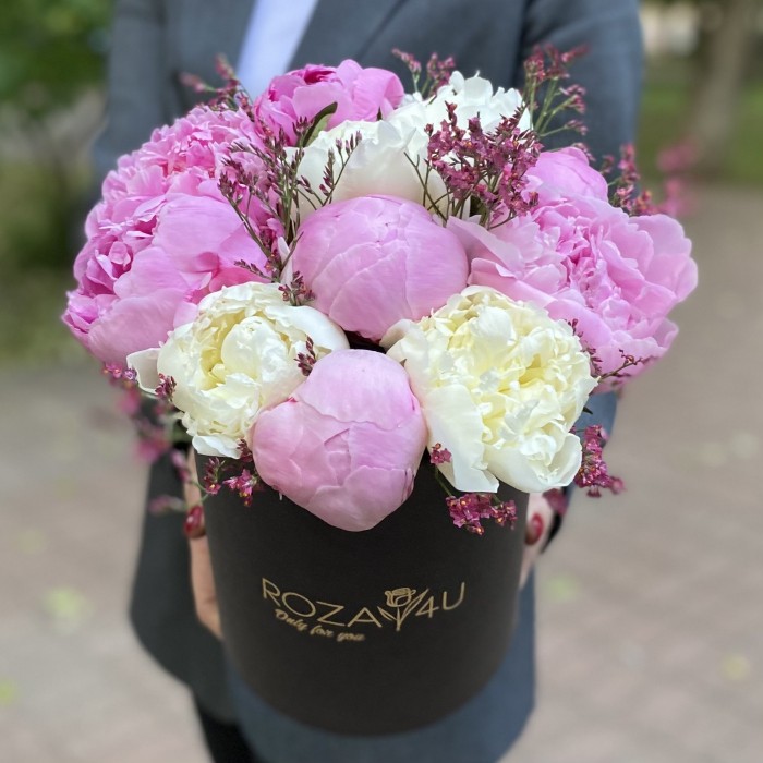 Дуэт из 11 розовых и белых пионов в коробке