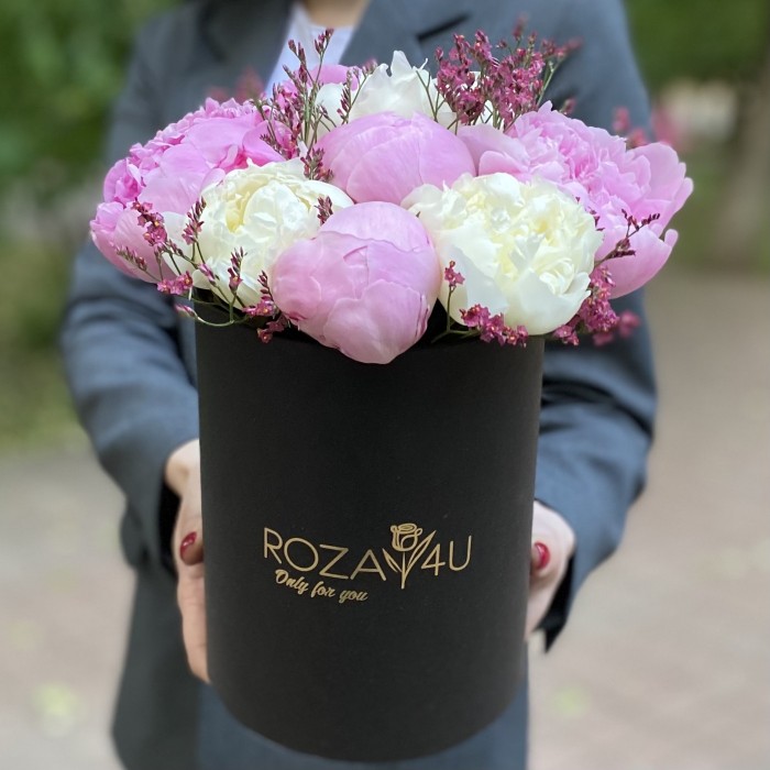 Дуэт из 11 розовых и белых пионов в коробке