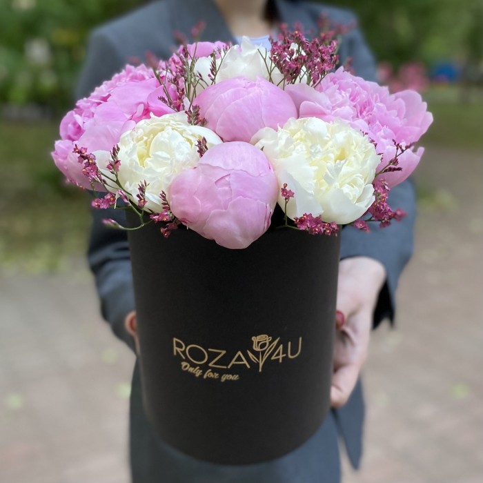 Дуэт из 11 розовых и белых пионов в коробке