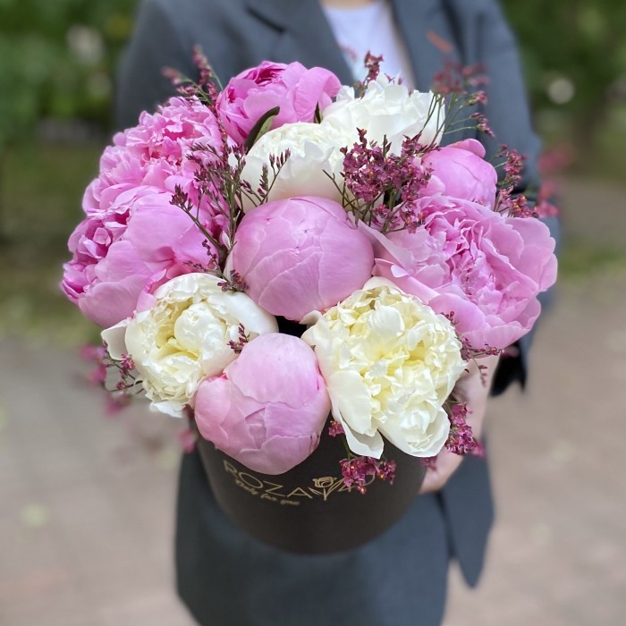 Дуэт из 11 розовых и белых пионов в коробке