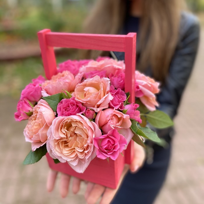 Пионовидные розы в ящике