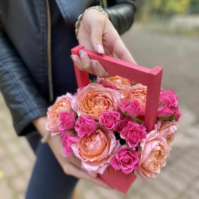 Пионовидные розы в ящике