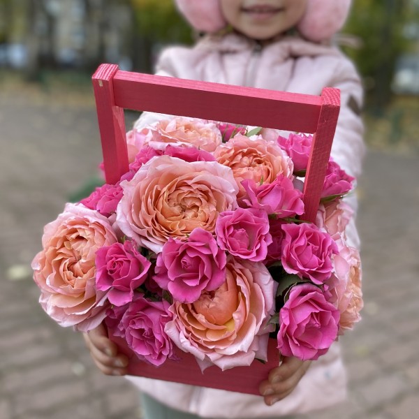 Пионовидные розы в ящике