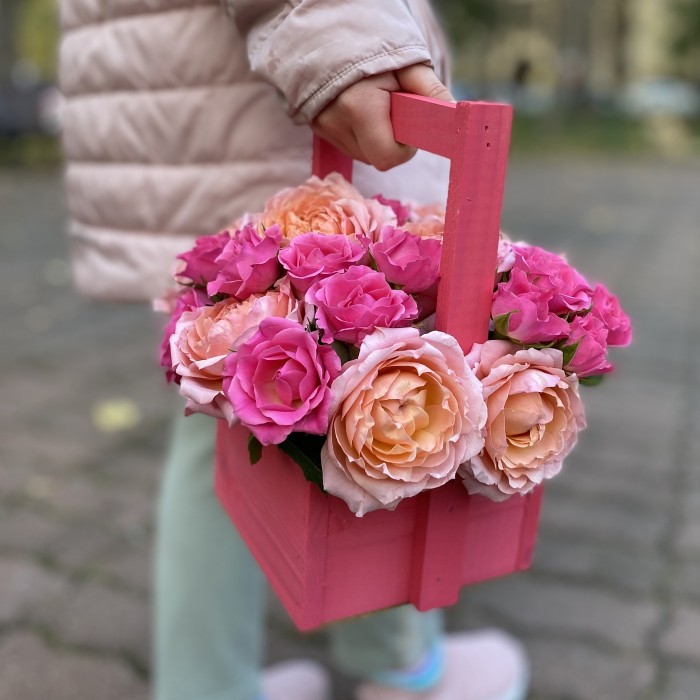 Пионовидные розы в ящике